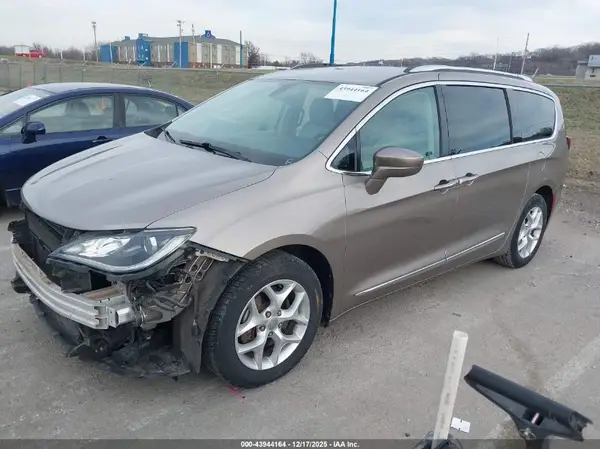 2C4RC1EG8HR585020 2017 CHRYSLER PACIFICA - Image 2