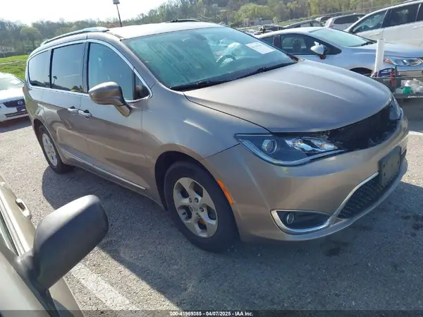 2C4RC1EG8HR592033 2017 CHRYSLER PACIFICA - Image 1