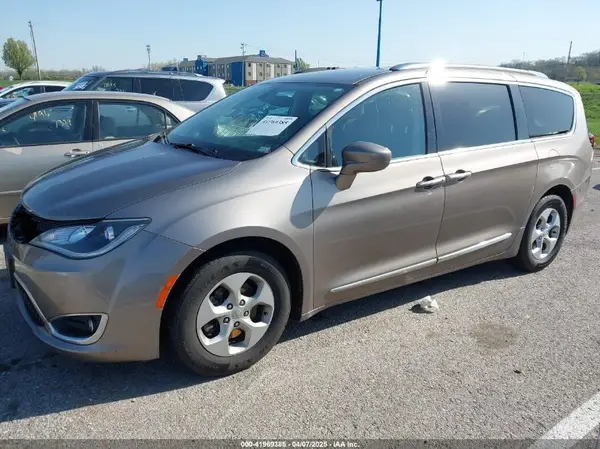 2C4RC1EG8HR592033 2017 CHRYSLER PACIFICA - Image 2
