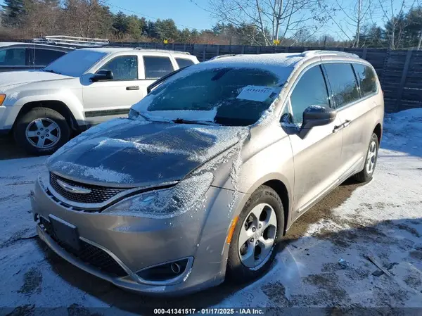 2C4RC1EG8HR635527 2017 CHRYSLER PACIFICA - Image 2