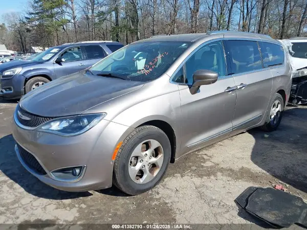 2C4RC1EG8HR653560 2017 CHRYSLER PACIFICA - Image 2