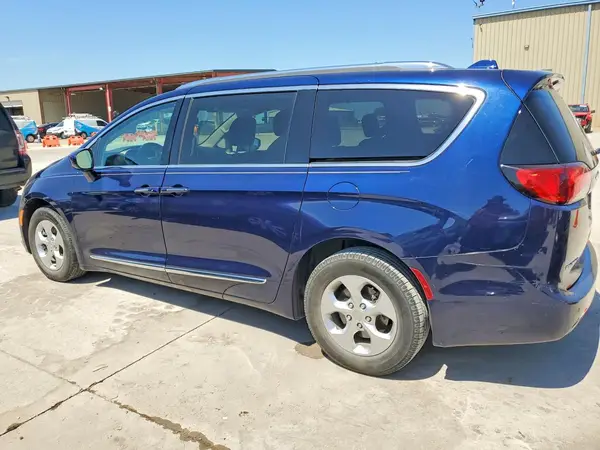 2C4RC1EG8HR722702 2017 CHRYSLER PACIFICA - Image 2