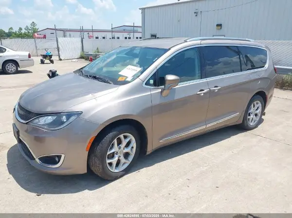 2C4RC1EG8HR759748 2017 CHRYSLER PACIFICA - Image 2