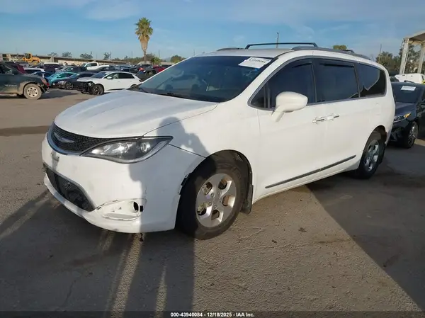 2C4RC1EG8HR811606 2017 CHRYSLER PACIFICA - Image 2