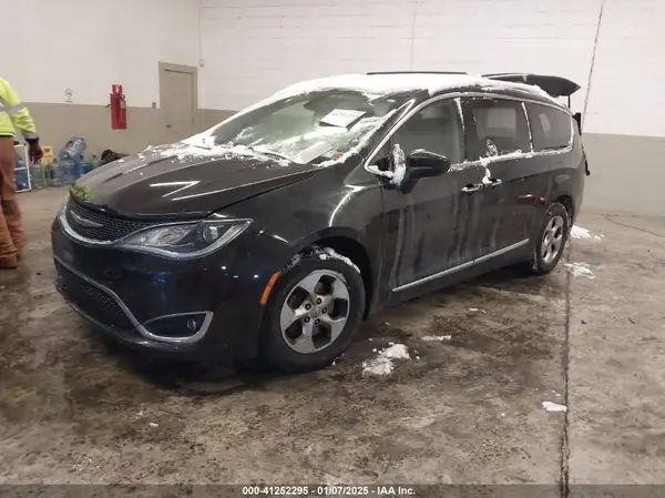 2C4RC1EG8HR851149 2017 CHRYSLER PACIFICA - Image 2