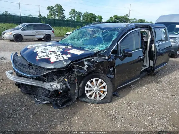 2C4RC1EG8JR355998 2018 CHRYSLER PACIFICA - Image 2