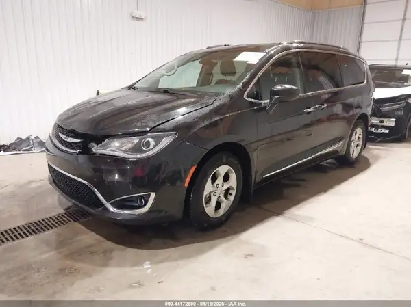 2C4RC1EG9HR559588 2017 CHRYSLER PACIFICA - Image 2