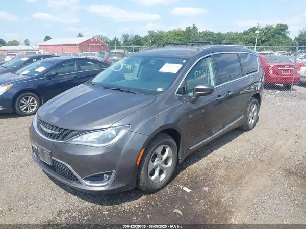 2C4RC1EG9HR635469 2017 CHRYSLER PACIFICA - Image 2