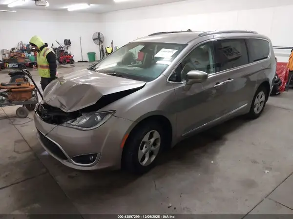 2C4RC1EG9HR721378 2017 CHRYSLER PACIFICA - Image 2