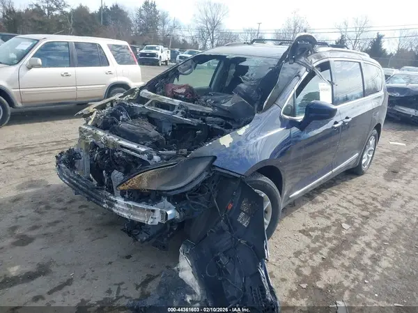 2C4RC1EG9JR107906 2018 CHRYSLER PACIFICA - Image 2
