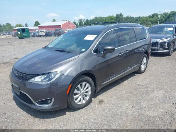 2C4RC1EG9JR121370 2018 CHRYSLER PACIFICA - Image 2
