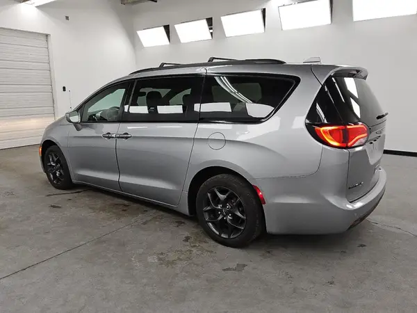 2C4RC1EG9JR332696 2018 CHRYSLER PACIFICA - Image 2