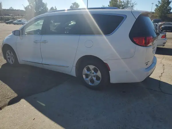 2C4RC1EGXHR584564 2017 CHRYSLER PACIFICA - Image 2