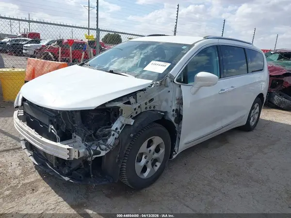2C4RC1EGXHR650403 2017 CHRYSLER PACIFICA - Image 2