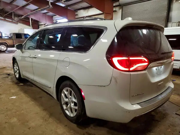 2C4RC1EGXHR653656 2017 CHRYSLER PACIFICA - Image 2