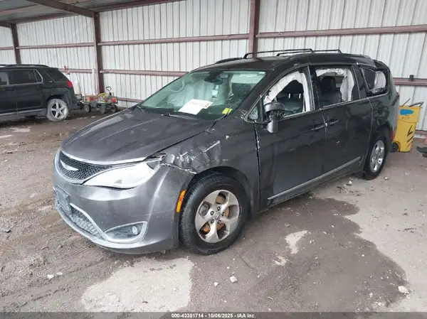 2C4RC1EGXHR816824 2017 CHRYSLER PACIFICA - Image 2