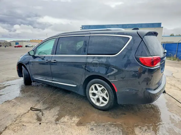 2C4RC1EGXHR833218 2017 CHRYSLER PACIFICA - Image 2
