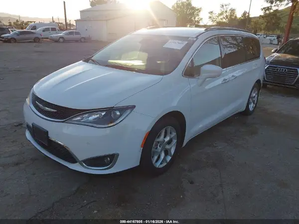 2C4RC1EGXJR121684 2018 CHRYSLER PACIFICA - Image 2