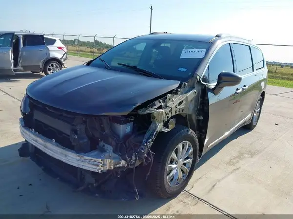 2C4RC1EGXJR144799 2018 CHRYSLER PACIFICA - Image 2