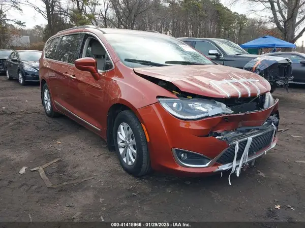 2C4RC1EGXJR235703 2018 CHRYSLER PACIFICA - Image 1