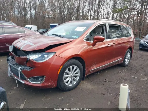 2C4RC1EGXJR235703 2018 CHRYSLER PACIFICA - Image 2