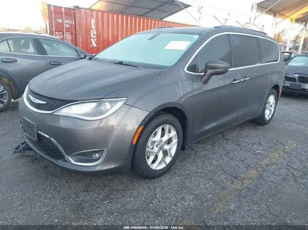 2C4RC1FG0JR126150 2018 CHRYSLER PACIFICA - Image 2