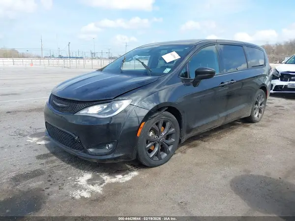 2C4RC1FG0JR198157 2018 CHRYSLER PACIFICA - Image 2