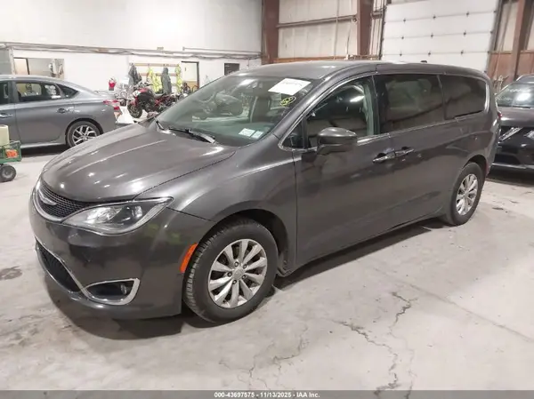 2C4RC1FG0KR702045 2019 CHRYSLER PACIFICA - Image 2