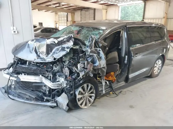 2C4RC1FG1JR132801 2018 CHRYSLER PACIFICA - Image 2