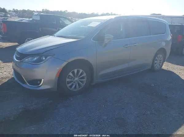 2C4RC1FG2JR115747 2018 CHRYSLER PACIFICA - Image 2