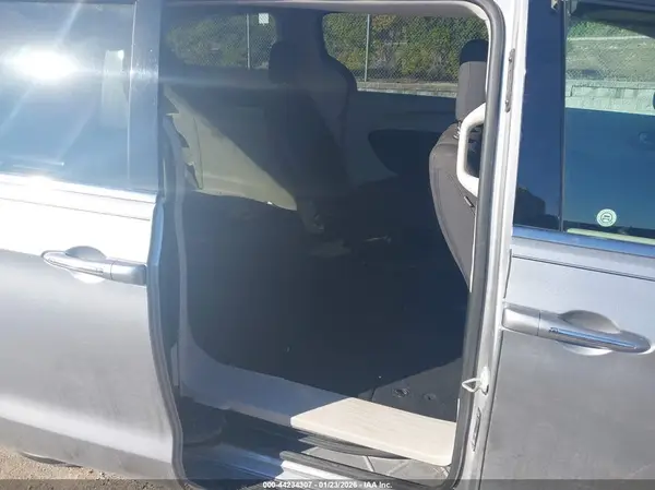 2C4RC1FG2JR115747 2018 CHRYSLER PACIFICA - Image 8