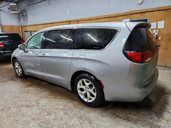 2C4RC1FG2JR125906 2018 CHRYSLER PACIFICA - Image 2