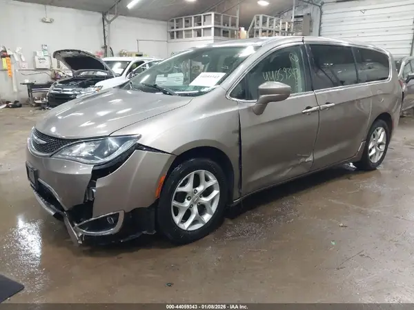 2C4RC1FG2JR154922 2018 CHRYSLER PACIFICA - Image 2