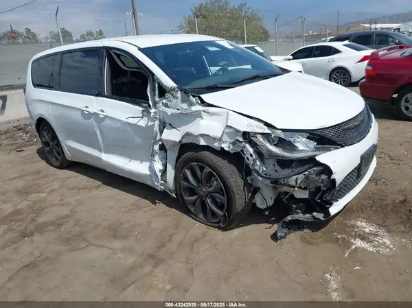 2C4RC1FG2JR228825 2018 CHRYSLER PACIFICA - Image 1