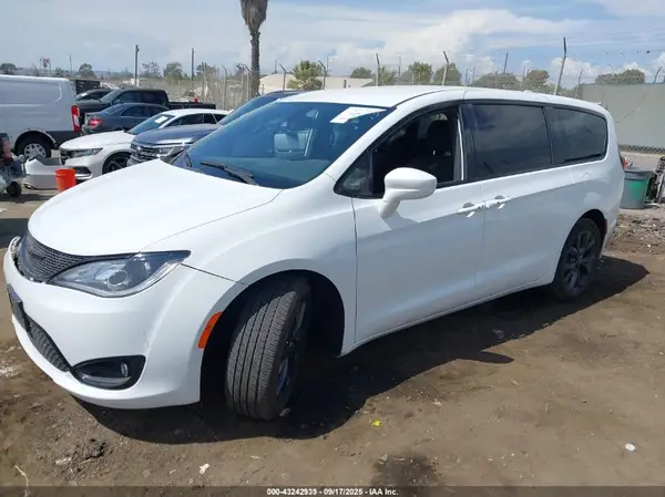 2C4RC1FG2JR228825 2018 CHRYSLER PACIFICA - Image 2