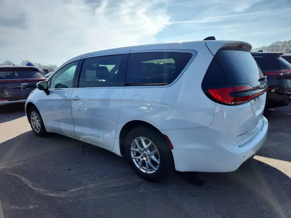 2C4RC1FG2PR556674 2023 CHRYSLER PACIFICA - Image 2