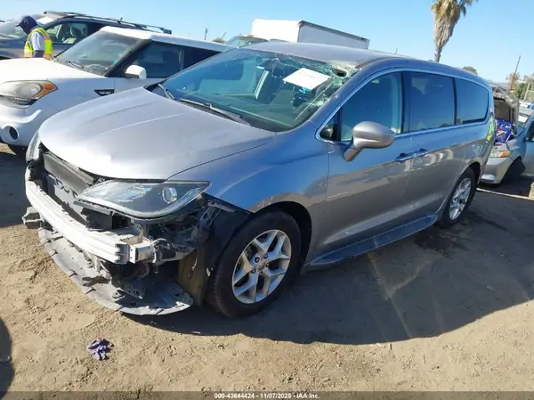 2C4RC1FG3JR101632 2018 CHRYSLER PACIFICA - Image 2