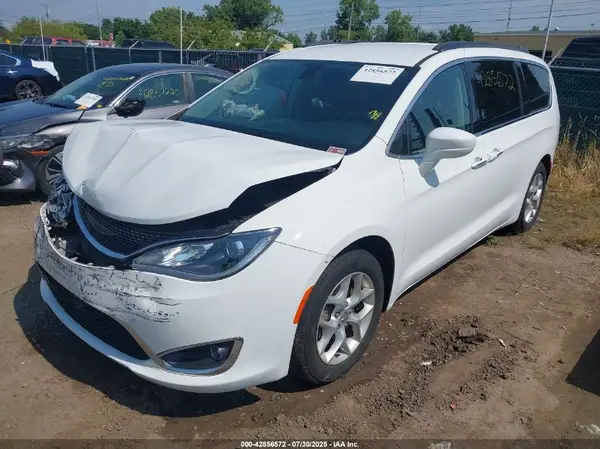 2C4RC1FG3JR125915 2018 CHRYSLER PACIFICA - Image 2