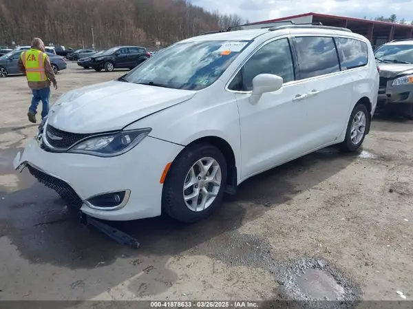 2C4RC1FG4JR100831 2018 CHRYSLER PACIFICA - Image 2