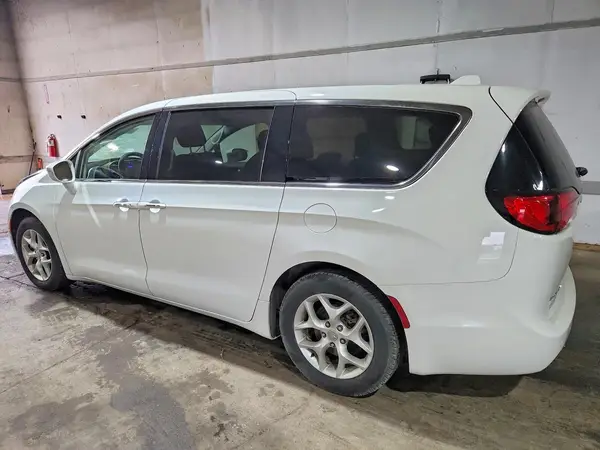2C4RC1FG4JR125938 2018 CHRYSLER PACIFICA - Image 2