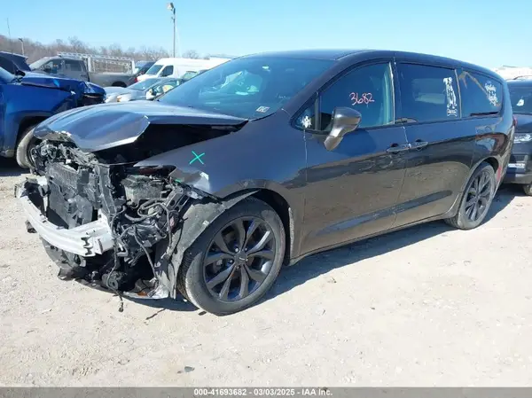 2C4RC1FG4JR186951 2018 CHRYSLER PACIFICA - Image 2
