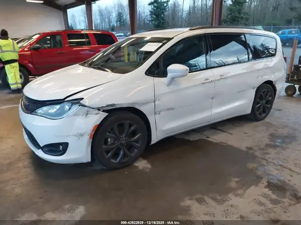 2C4RC1FG4KR746792 2019 CHRYSLER PACIFICA - Image 2