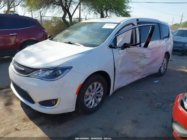 2C4RC1FG5JR112941 2018 CHRYSLER PACIFICA - Image 2