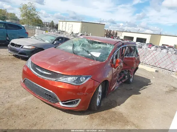 2C4RC1FG5JR158950 2018 CHRYSLER PACIFICA - Image 2