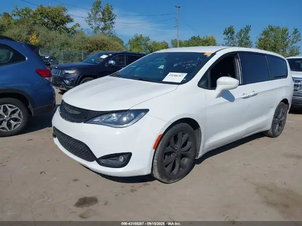 2C4RC1FG5JR228429 2018 CHRYSLER PACIFICA - Image 2