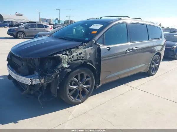 2C4RC1FG5JR263312 2018 CHRYSLER PACIFICA - Image 2