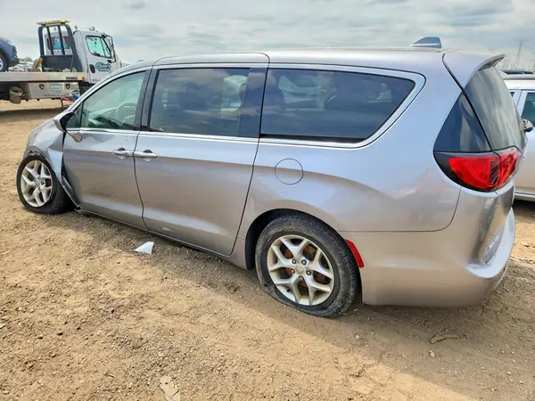 2C4RC1FG5JR277677 2018 CHRYSLER PACIFICA - Image 2