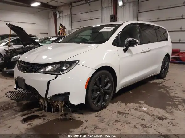 2C4RC1FG6JR352712 2018 CHRYSLER PACIFICA - Image 2