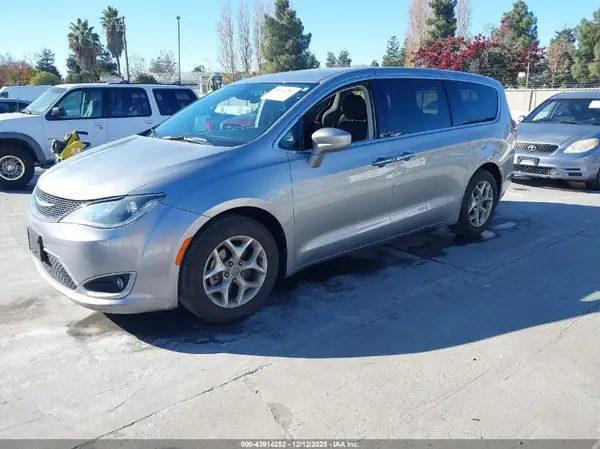 2C4RC1FG7JR111614 2018 CHRYSLER PACIFICA - Image 2