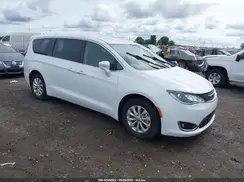 2C4RC1FG7JR257527 2018 CHRYSLER PACIFICA